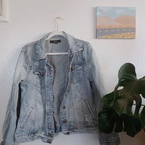 light wash denim jacket • large